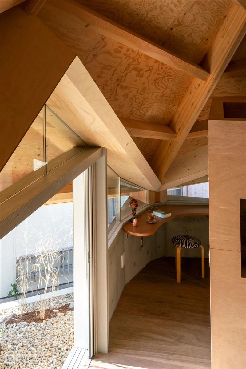 水桶帽住宅 Su-pider / UID Architects 博文精选 ADCNews ADC News 水桶 住宅 Su pider / UID Architects25th/JAN.Su pider Fukuyama 标志性 结构 家庭 特点 蜘蛛 网状 屋顶 梁柱 顶部 其内 生活 空间 居民 内部 布局 Kazunori Fujimoto 功能 睡眠 工作 起居 整体 住户 开放 走廊 活动 轴测图 最后 木材 建造 材料 单一茧状 空间感 温暖 亲切感 钢覆 天窗 外部 通道 自然光 项目 图纸 平面图 剖面 分析 细节 模型 信息 建筑师 UID Architects 地址 Hiroshima 年份 建筑面积 主创 摄影师 Fujimoto 编辑 译者 本文 内容 建筑 事务所 标题 版式 ArchDaily 形式 引用 设计 团队 创意 灵感 崇真艺客
